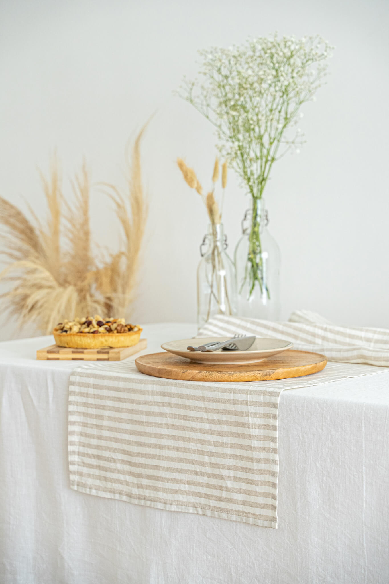 Linen table runner in Striped Natural color