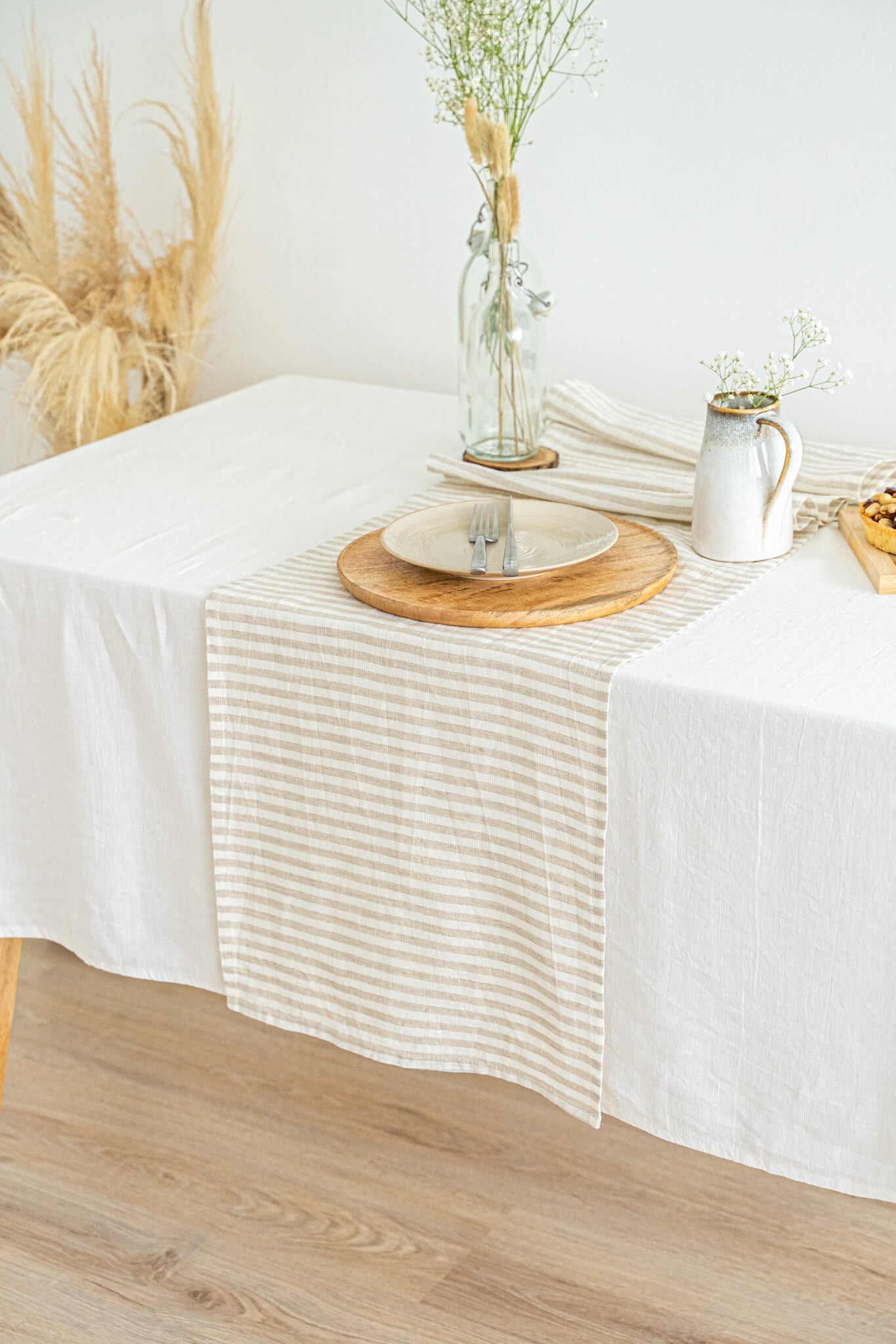 Linen table runner in Striped Natural color