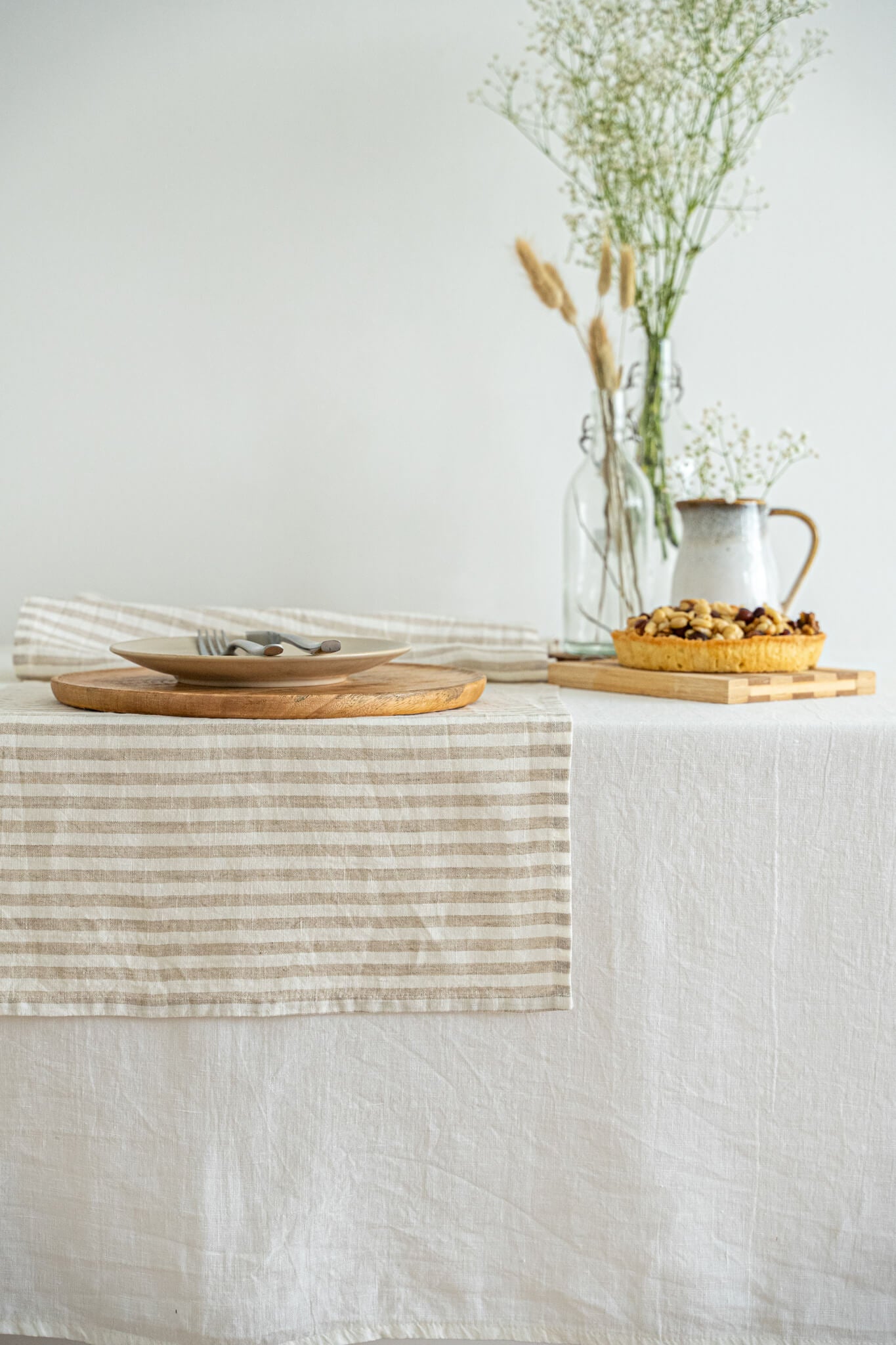 Linen table runner in Striped Natural color
