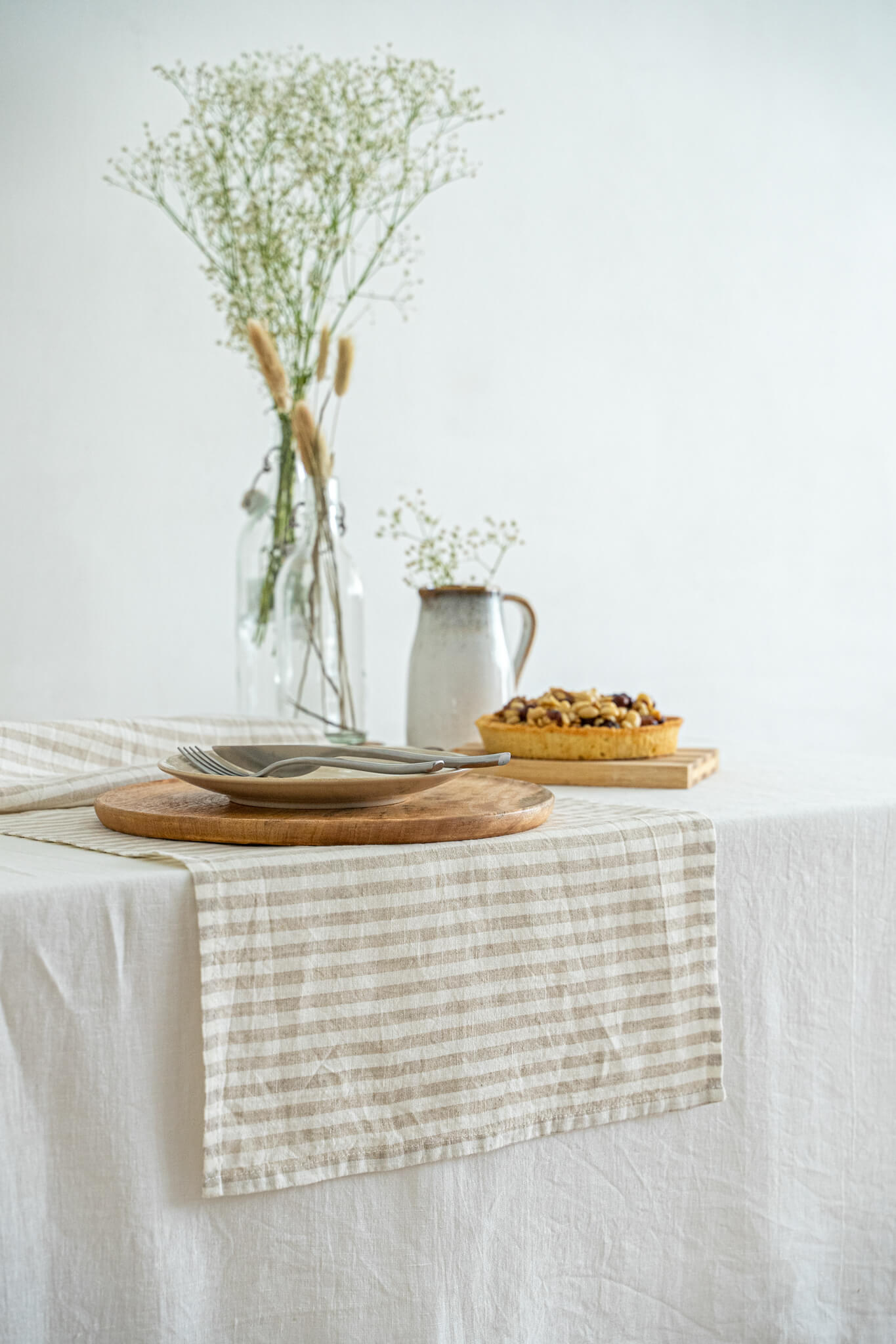 Linen table runner in Striped Natural color