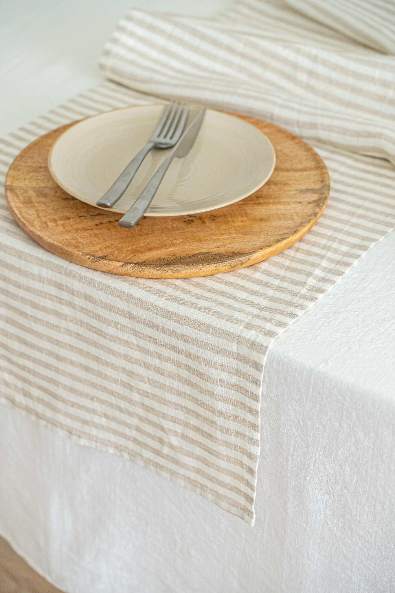 Linen table runner in Striped Natural color